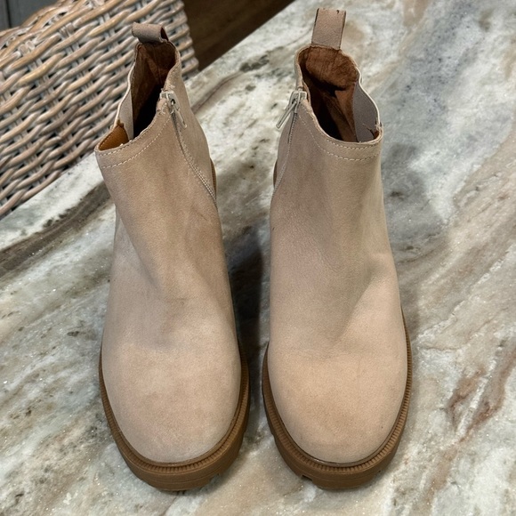 Women’s LUCKY BRAND Sumah suede chunky ankle boot- Dune. Size 8.5. - Picture 4 of 10